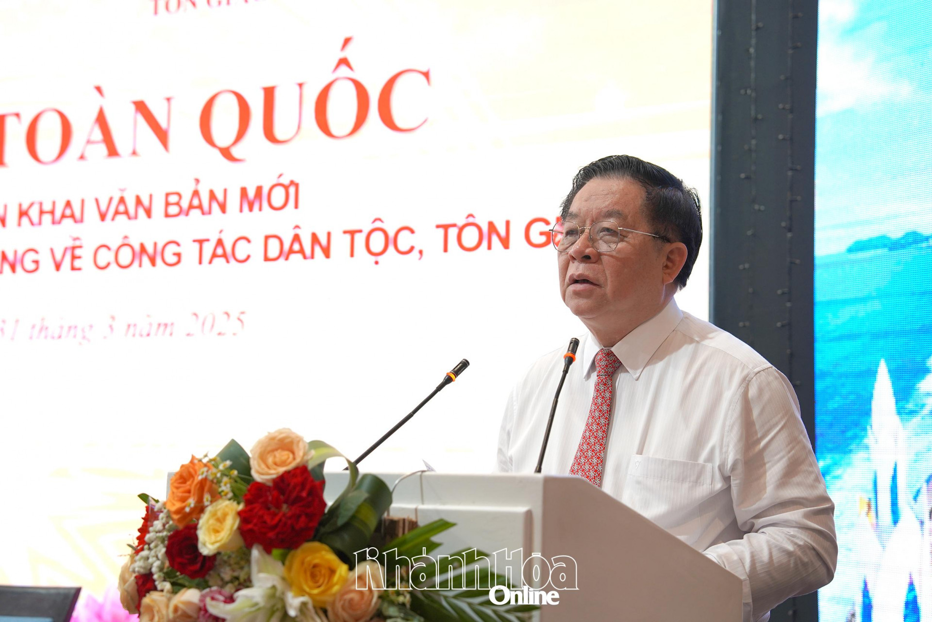 Hơn 450 đại biểu các tỉnh, thành tham dự Hội nghị toàn quốc quán triệt, triển khai một số văn bản mới của Ban Bí thư về công tác dân tộc, tôn giáo tại Khánh Hòa