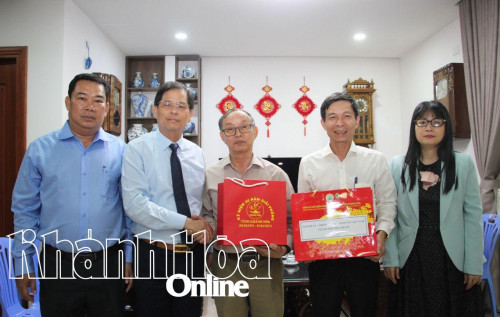 Chủ tịch UBND tỉnh Nguyễn Tấn Tuân thăm, tặng quà gia đình người có công tiêu biểu ở TP. Nha Trang