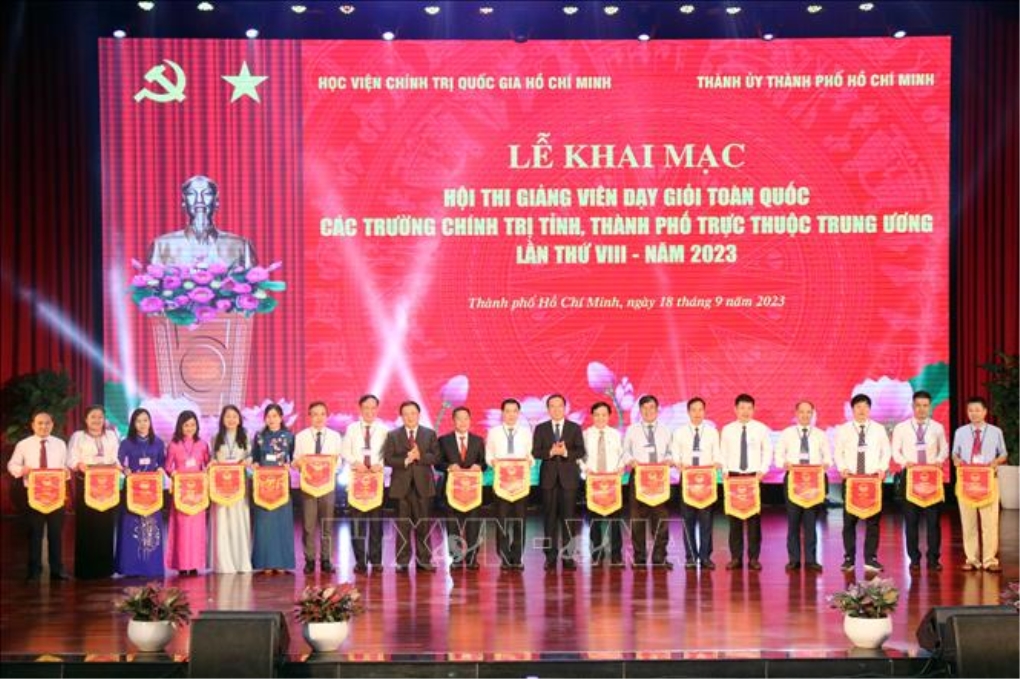 Tiếp tục nâng cao hiệu quả công tác giáo dục lý luận chính trị ở cơ sở, góp phần xứng đáng vào công tác xây dựng Đảng và hệ thống chính trị 