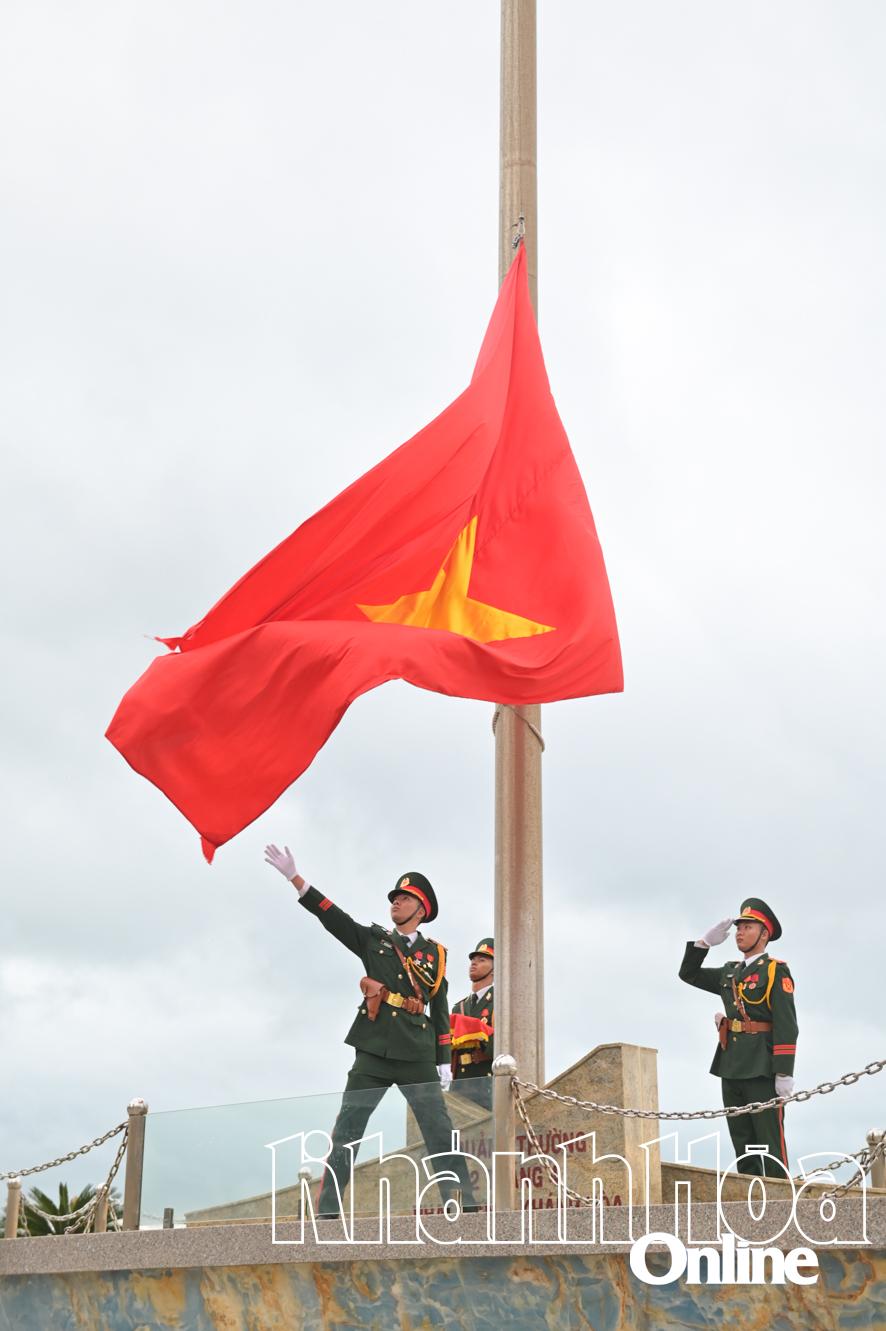 Lễ thượng cờ kỷ niệm 50 năm Ngày Giải phóng tỉnh Khánh Hòa