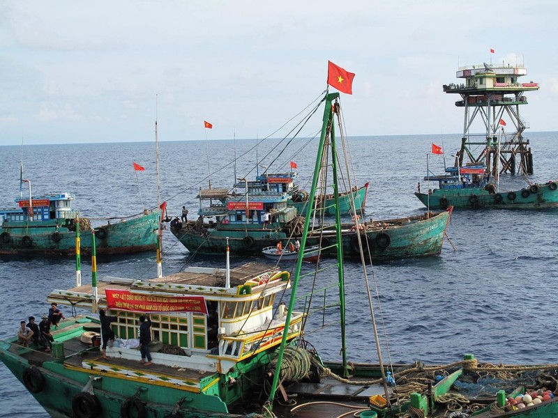 Bóng hình Tổ quốc giữa trùng dương!