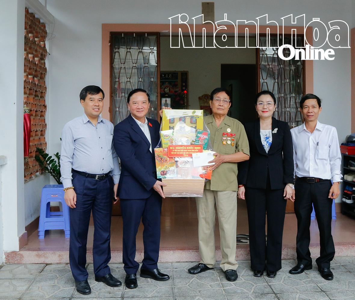 Phó Chủ tịch Quốc hội Nguyễn Khắc Định thăm, tặng quà cho người có công tiêu biểu và nguyên lãnh đạo tỉnh Khánh Hòa