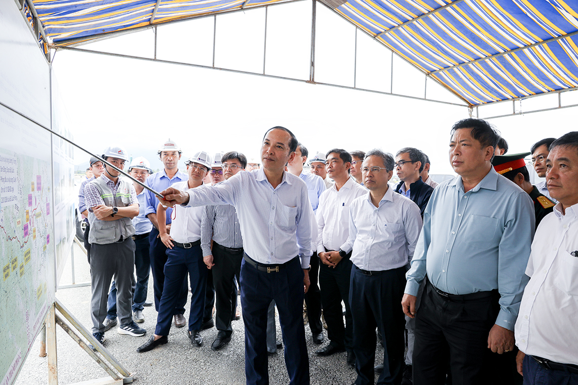 Bộ trưởng Bộ Xây dựng Trần Hồng Minh kiểm tra tiến độ thực hiện Dự án thành phần 1 đường bộ cao tốc Khánh Hòa - Buôn Ma Thuột