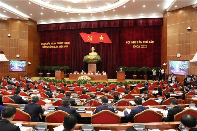 NGÀY LÀM VIỆC THỨ HAI HỘI NGHỊ TRUNG ƯƠNG 8 KHÓA XIII