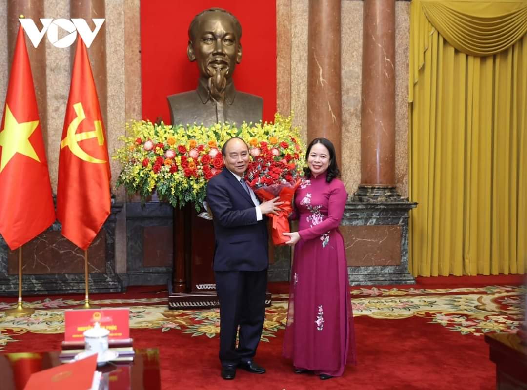 Nguyên Chủ tịch nước Nguyễn Xuân Phúc bàn giao công tác