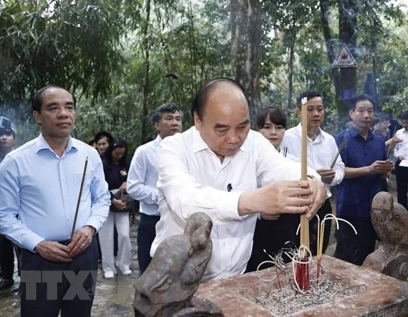 Chủ tịch nước Nguyễn Xuân Phúc dâng hương tại Khu di tích quốc gia đặc biệt Tân Trào