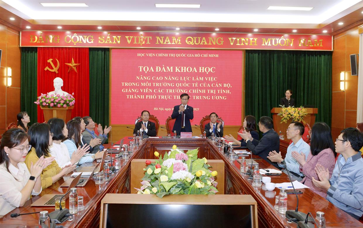 Nâng cao năng lực làm việc trong môi trường quốc tế của giảng viên trường chính trị cấp tỉnh
