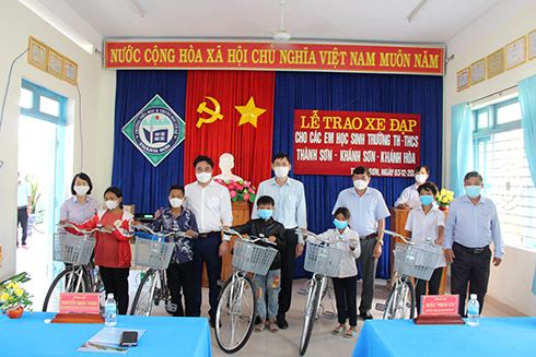 Trao tặng 100 xe đạp cho các em học sinh Trường Tiểu học và Trung học cơ sở Thành Sơn