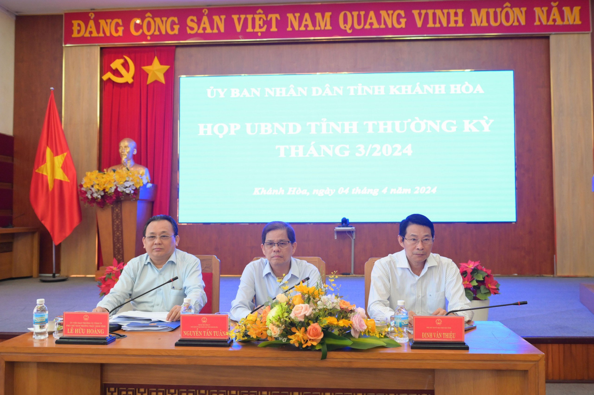 Tiếp tục cơ cấu lại nền kinh tế, đổi mới mô hình tăng trưởng, nâng cao năng lực cạnh tranh