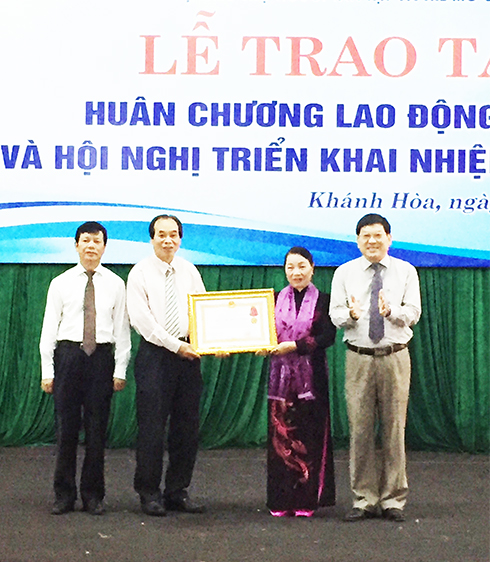 Đón nhận Huân chương Lao động hạng Nhì