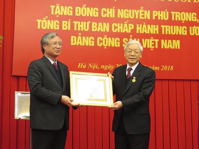 Trao Huy hiệu 50 năm tuổi Đảng tặng Tổng Bí thư Nguyễn Phú Trọng
