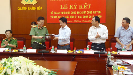 Khánh Hòa: Công an tỉnh và Ban Tuyên giáo Tỉnh ủy ký kết Kế hoạch phối hợp công tác giai đoạn 2016 - 2020