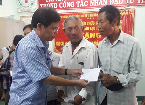 Trao 51 suất quà cho người dân huyện Vạn Ninh