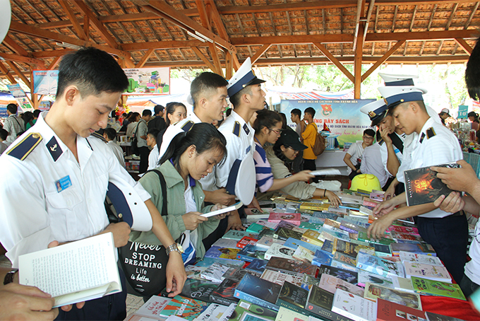 Nhộn nhịp hội sách Khánh Hòa