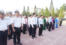 Lãnh đạo tỉnh Khánh Hòa dâng hương tại Tượng đài Bác Hồ
