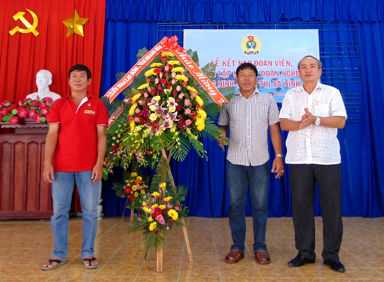 Các cấp công đoàn trong tỉnh nỗ lực triển khai nhiều biện pháp nhằm đẩy mạnh công tác phát triển đoàn viên năm 2016