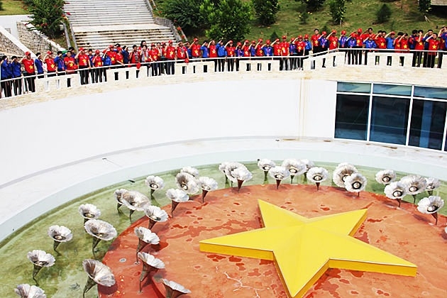 Ngọn lửa "Tôi yêu Tổ quốc tôi" đến Khu tưởng niệm chiến sĩ Gạc Ma