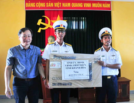 Thăm, làm việc tại đảo Đá Tây, Trường Sa