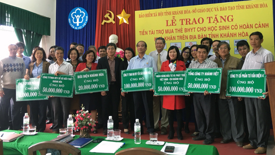 Khánh Hòa: Trao tiền hỗ trợ mua thẻ Bảo hiểm Y tế cho học sinh, sinh viên có hoàn cảnh khó khăn năm học 2017-2018