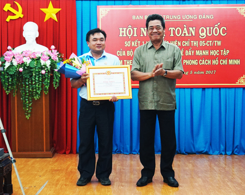 Sơ kết 1 năm thực hiện học tập và làm theo tư tưởng, đạo đức, phong cách Hồ Chí Minh