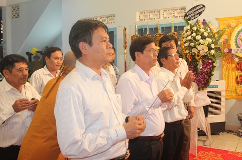 Lãnh đạo tỉnh Khánh Hòa viếng Trưởng lão Hòa thượng Thích Trí Tâm