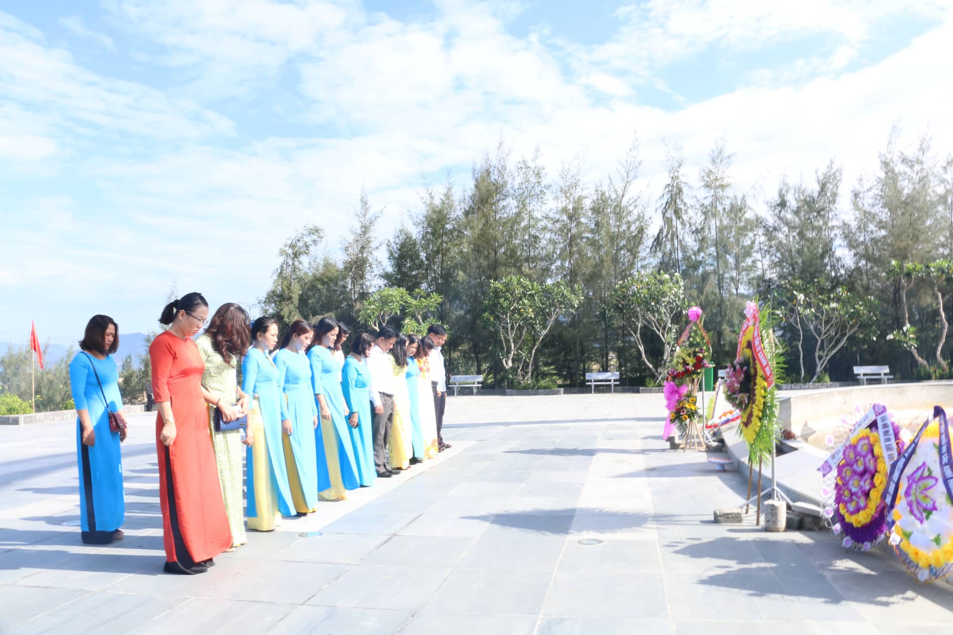 Ban Tuyên giáo Tỉnh ủy dâng hương, dâng hoa các anh hùng liệt sĩ