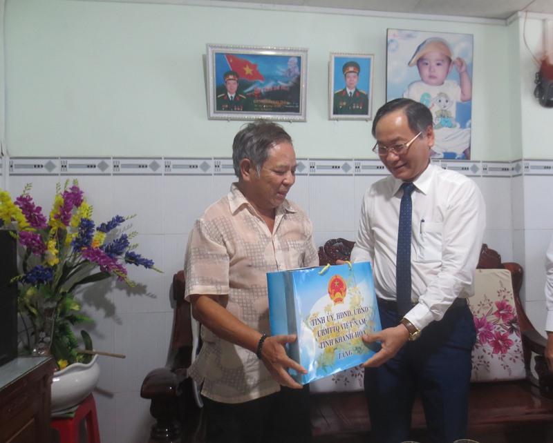 Thăm và tặng quà các gia đình chính sách tiêu biểu TP. Nha Trang
