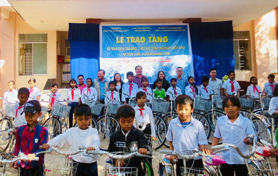 Tặng 48 chiếc xe đạp cho học sinh nghèo vượt khó xã Sơn Lâm, huyện Khánh Sơn