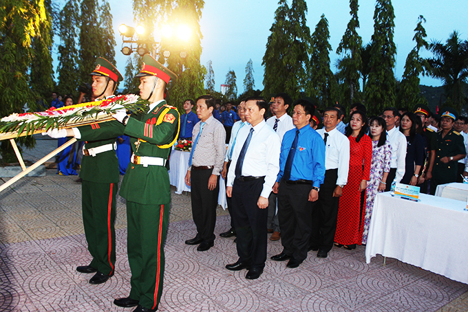 Thắp nến tri ân tại Nghĩa trang liệt sĩ Hòn Dung