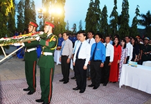 Thắp nến tri ân tại Nghĩa trang liệt sĩ Hòn Dung