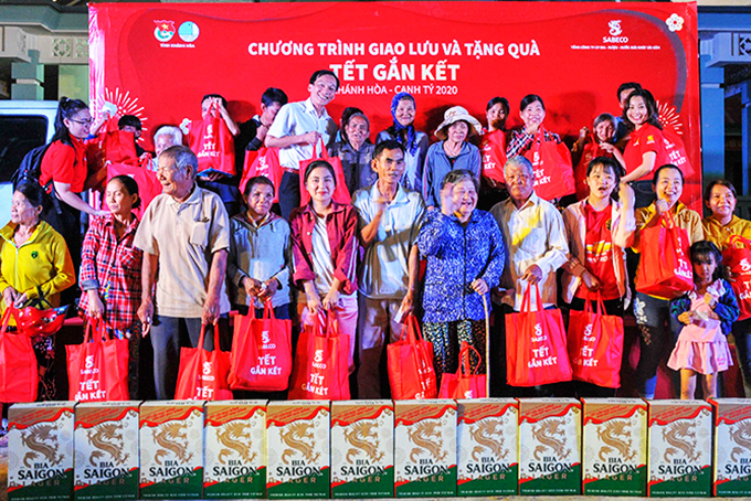 Mang Tết sớm đến người nghèo
