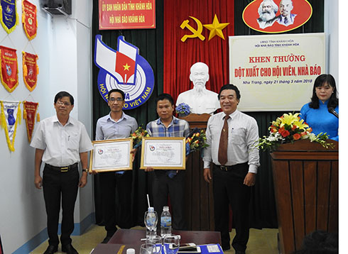 Khen thưởng đột xuất cho hai phóng viên Thành Long và Thế Anh