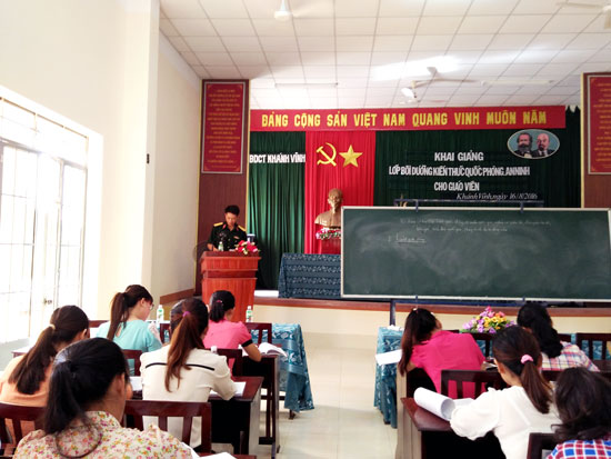Bồi dưỡng kiến thức quốc phòng cho đảng viên,  giáo viên, đoàn viên thanh niên huyện Khánh Vĩnh 