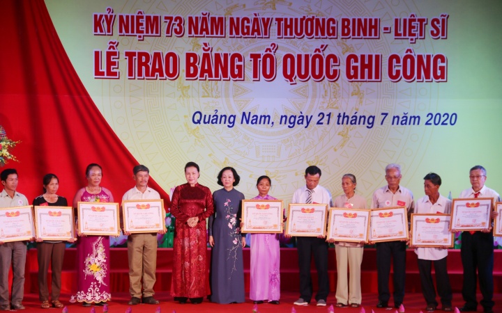 Chủ tịch Quốc hội Nguyễn Thị Kim Ngân dự lễ trao Bằng Tổ quốc ghi công