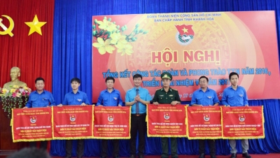 Tặng cờ thi đua cho 7 đơn vị xuất sắc toàn diện trong công tác Đoàn và phong trào thanh thiếu nhi năm 2016