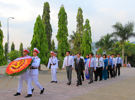 Viếng nghĩa trang liệt sĩ Hòn Dung và dâng hương tại điện thờ tháp Trầm Hương