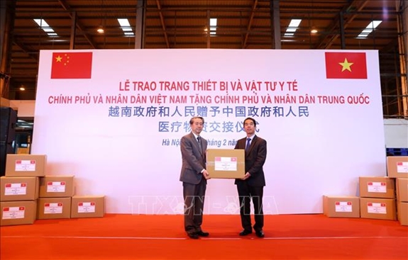 Lễ trao trang thiết bị, vật tư, y tế của Việt Nam tặng Chính phủ và nhân dân Trung Quốc