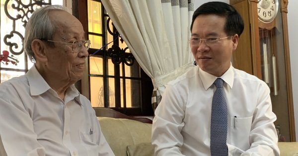 Trưởng ban Tuyên giáo Trung ương thăm, chúc mừng nhà giáo tiêu biểu