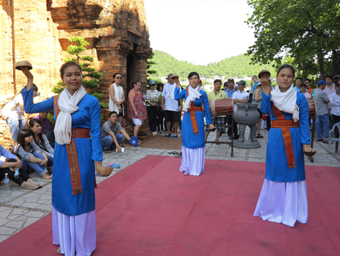 Tháp Bà Ponagar tăng thời gian mở cửa đón khách dịp Tết