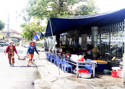 TP. Nha Trang: Dành một phần vỉa hè để người dân buôn bán