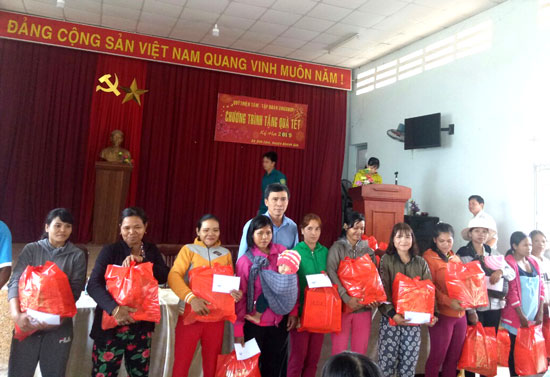 Thăm và tặng quà Tết cho xã Sơn Lâm, huyện Khánh Sơn 