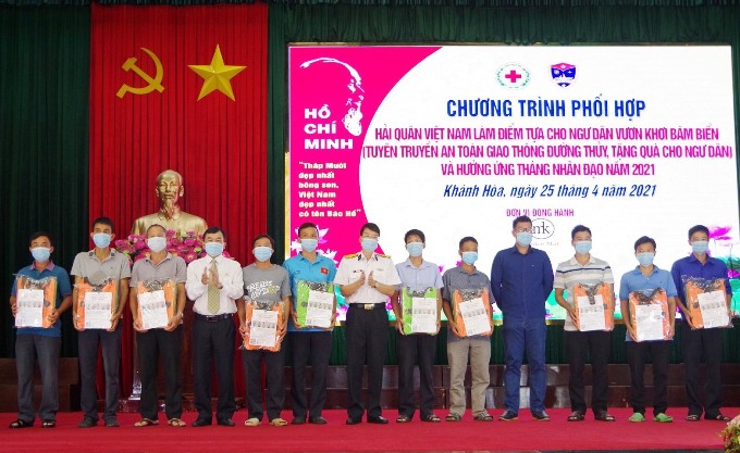 Tuyên truyền an toàn giao thông đường thủy và tặng áo phao cho 200 ngư dân