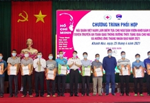 Tuyên truyền an toàn giao thông đường thủy và tặng áo phao cho 200 ngư dân
