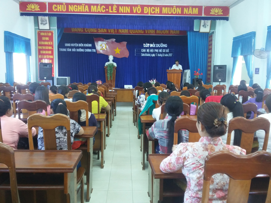 Trung tâm bồi dưỡng chính trị huyện Diên Khánh: Tổ chức lớp Bồi dưỡng lý luận chính trị và nghiệp vụ dành cho cán bộ Hội Liên hiệp Phụ nữ ở cơ sở.