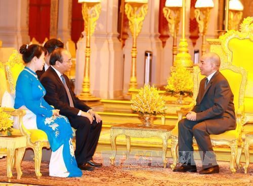 Thủ tướng Nguyễn Xuân Phúc yết kiến Quốc vương Cam-pu-chia Nô-rô-đôm Xi-ha-mô-ni