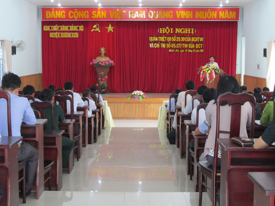 Huyện ủy Khánh Sơn: Quán triệt Chỉ thị 05-CT/TW và các quy định thi hành Điều lệ Đảng cho cán bộ chủ chốt