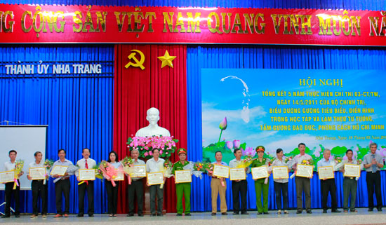 Nha Trang: Biểu dương 43 tập thể, cá nhân học tập và làm theo gương Bác