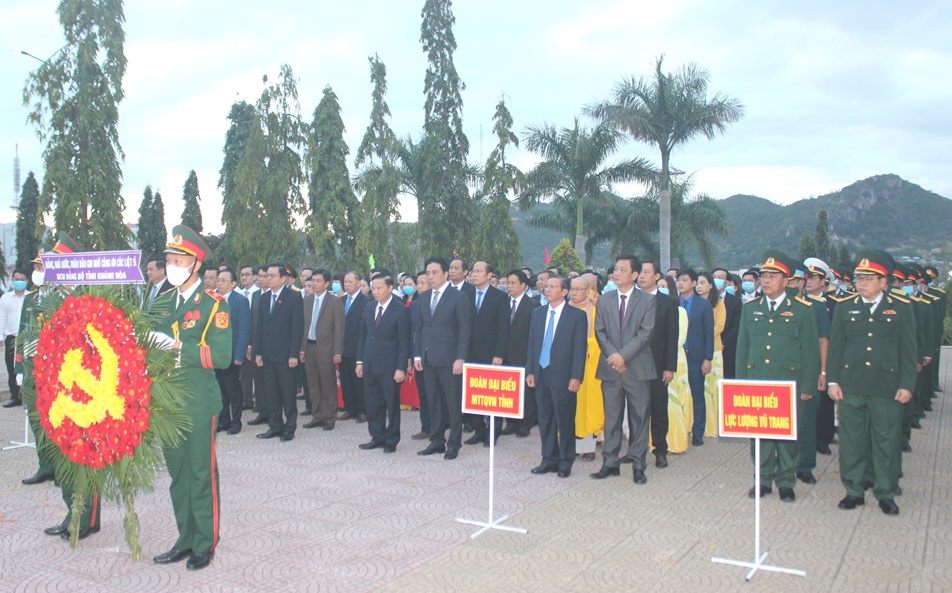 Lãnh đạo tỉnh Khánh Hòa viếng Nghĩa trang liệt sĩ Hòn Dung