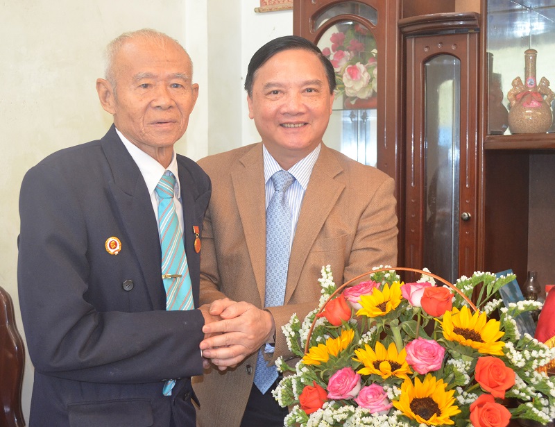 Bí thư Tỉnh ủy Khánh Hòa thăm, tặng quà các gia đình lão thành cách mạng
