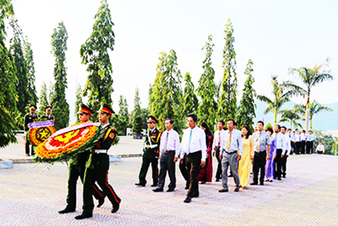 Viếng, đặt vòng hoa Nghĩa trang liệt sĩ Hòn Dung